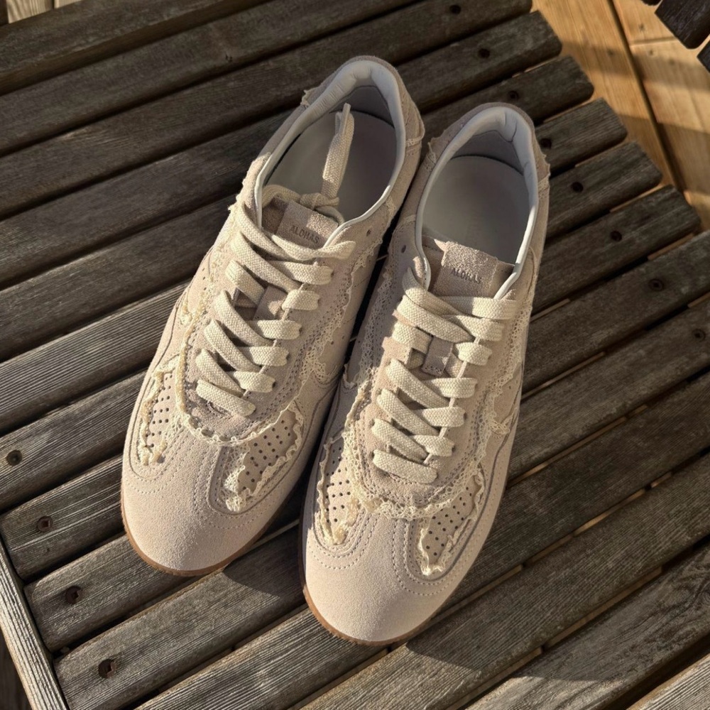 ALOHAS Cream Lace-Up Sneakers